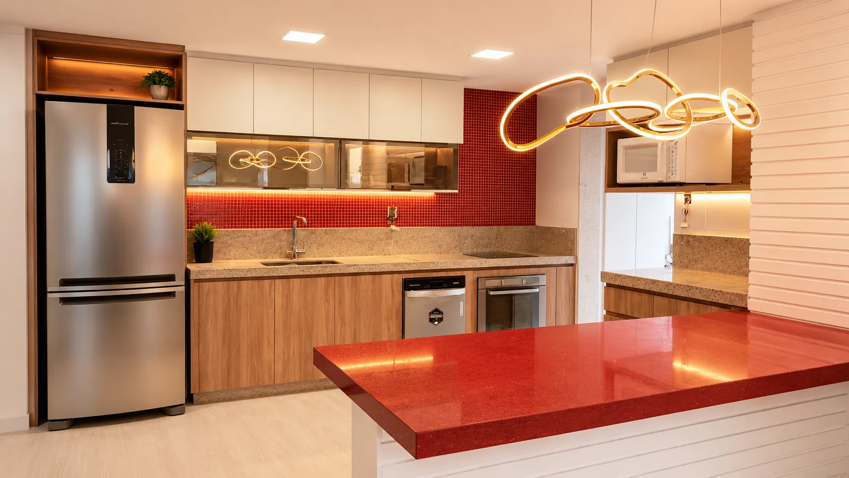 Cozinha planejada com bancada em quartzo vermelho